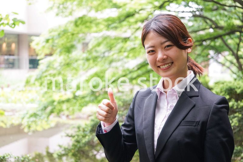 グッドサインをする若いビジネスウーマン