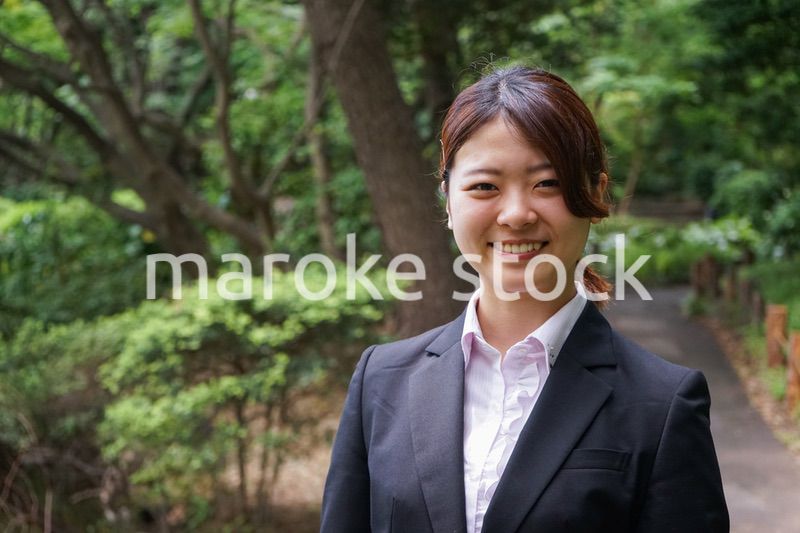笑顔で外を歩くビジネスウーマン