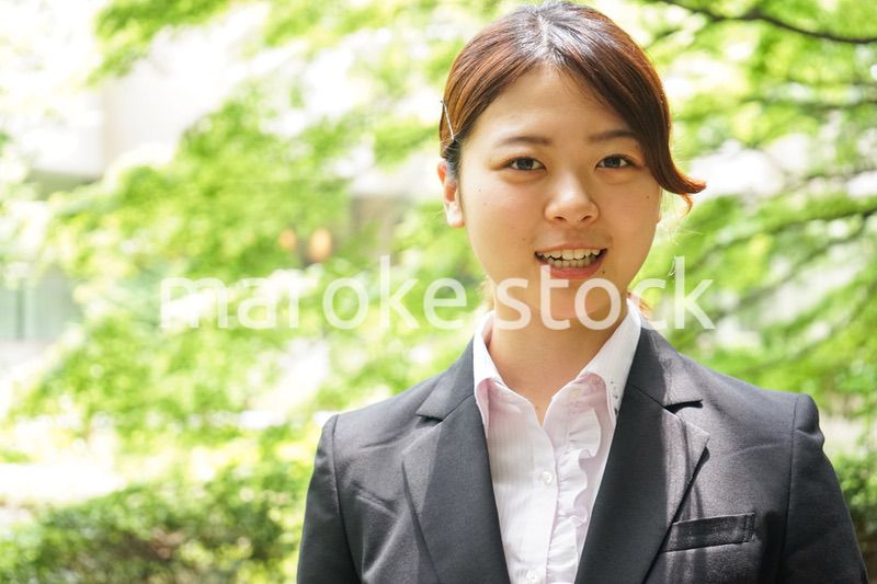 笑顔で外を歩くビジネスウーマン