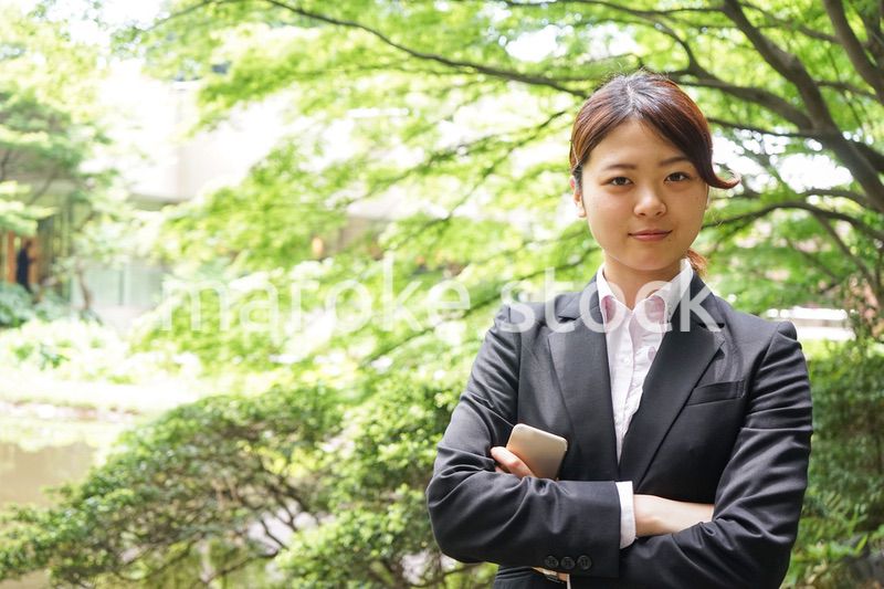 笑顔で外を歩くビジネスウーマン