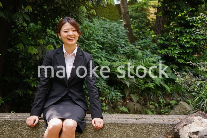 笑顔で外を歩くビジネスウーマン