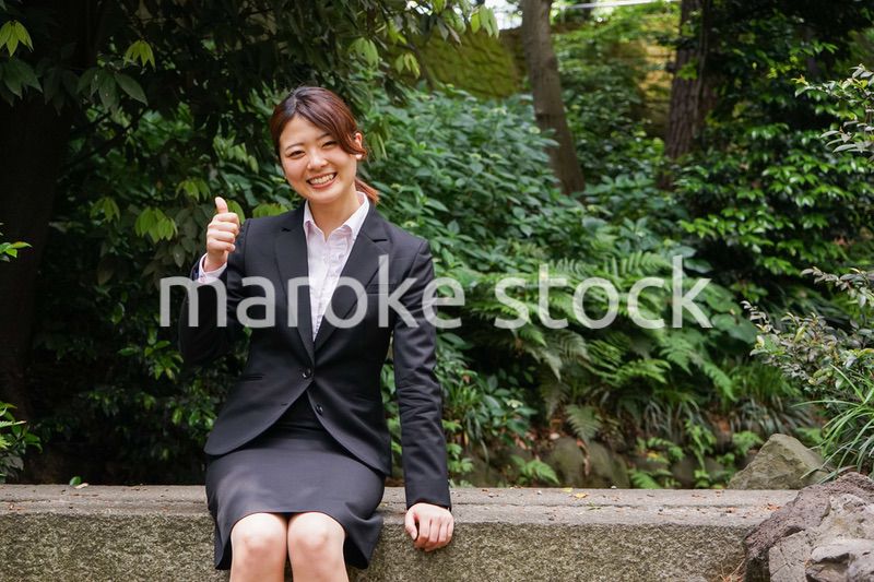 グッドサインをする若いビジネスウーマン