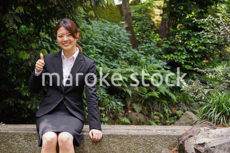 グッドサインをする若いビジネスウーマン