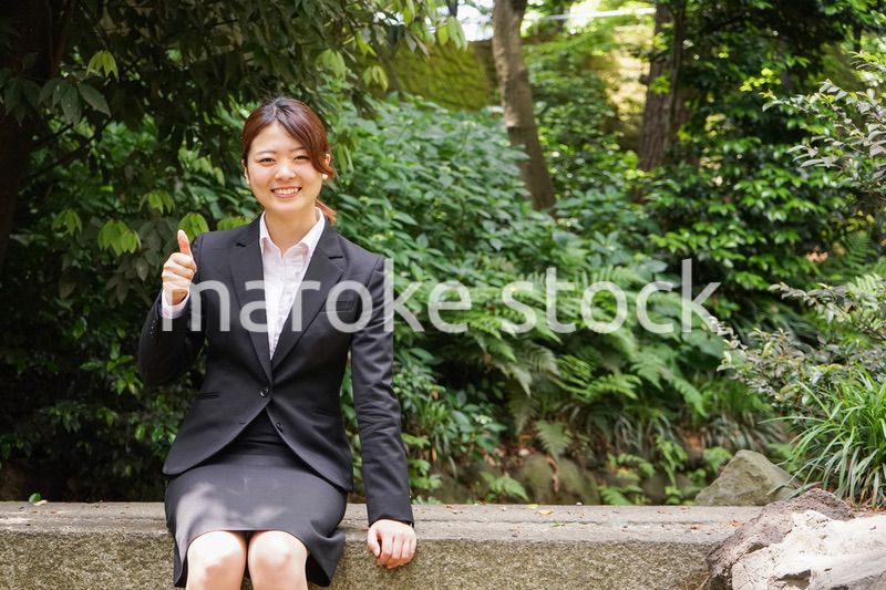 グッドサインをする若いビジネスウーマン