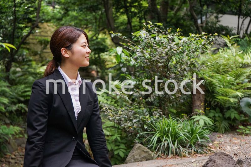 笑顔で外を歩くビジネスウーマン