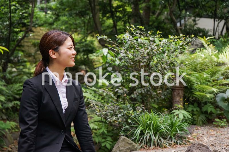 笑顔で外を歩くビジネスウーマン