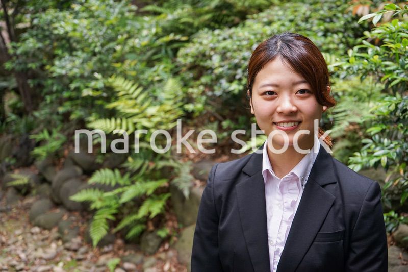 笑顔で外を歩くビジネスウーマン