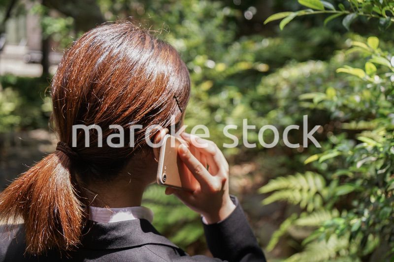 スマホで通話するビジネスウーマン