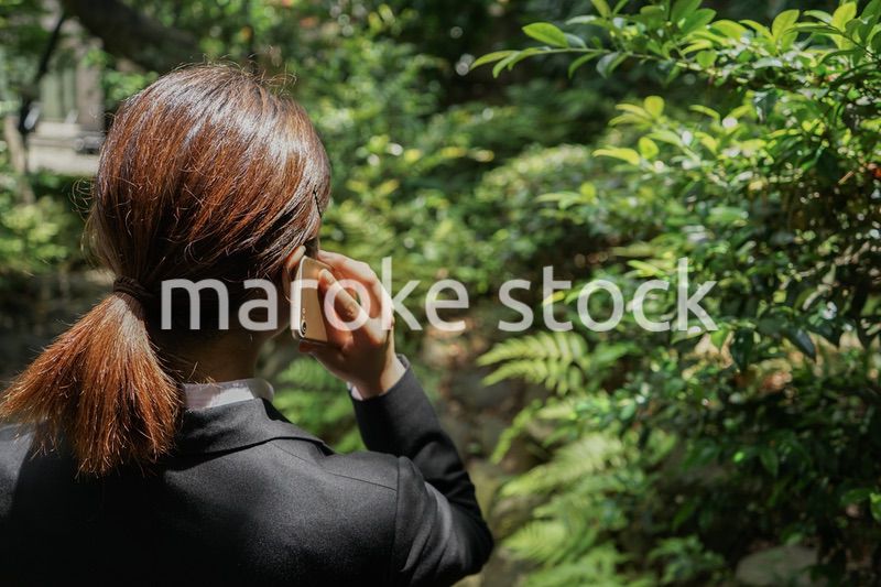 スマホで通話するビジネスウーマン