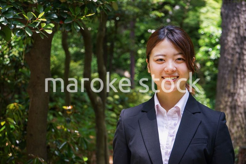 笑顔で外を歩くビジネスウーマン