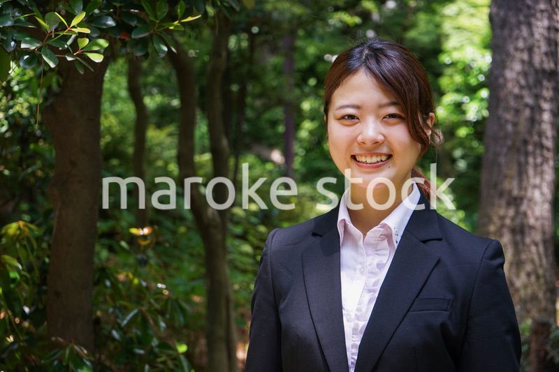 笑顔で外を歩くビジネスウーマン