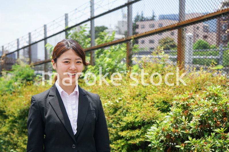 笑顔で外を歩くビジネスウーマン