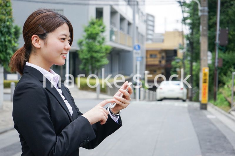 スマホで場所を探す若いビジネスウーマン