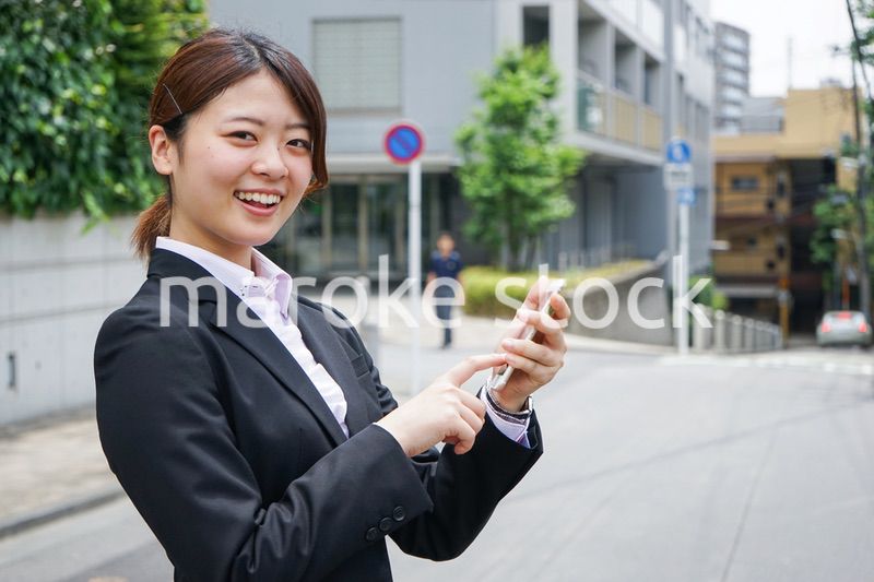 スマホで場所を探す若いビジネスウーマン