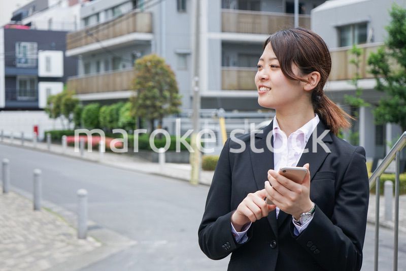 スマホで場所を探す若いビジネスウーマン