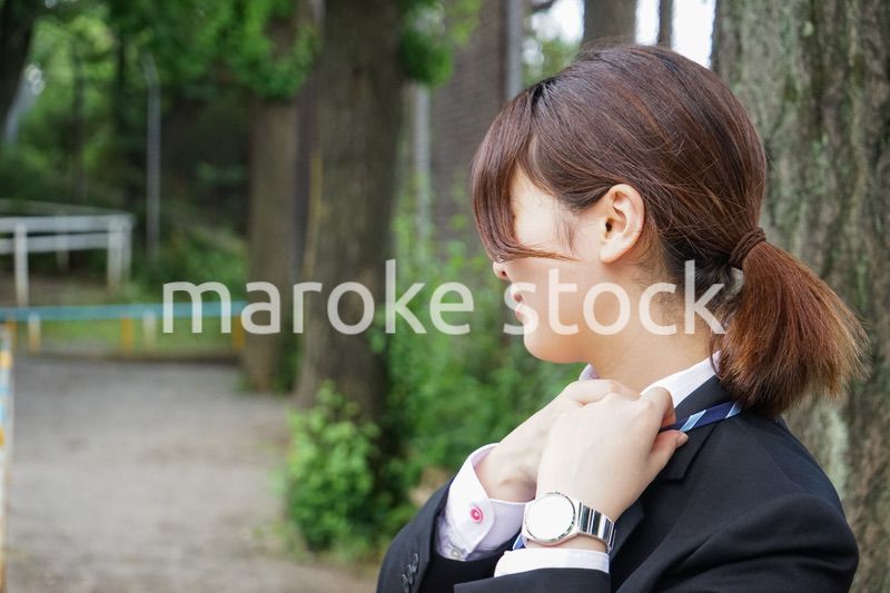 制服を整える若い学生