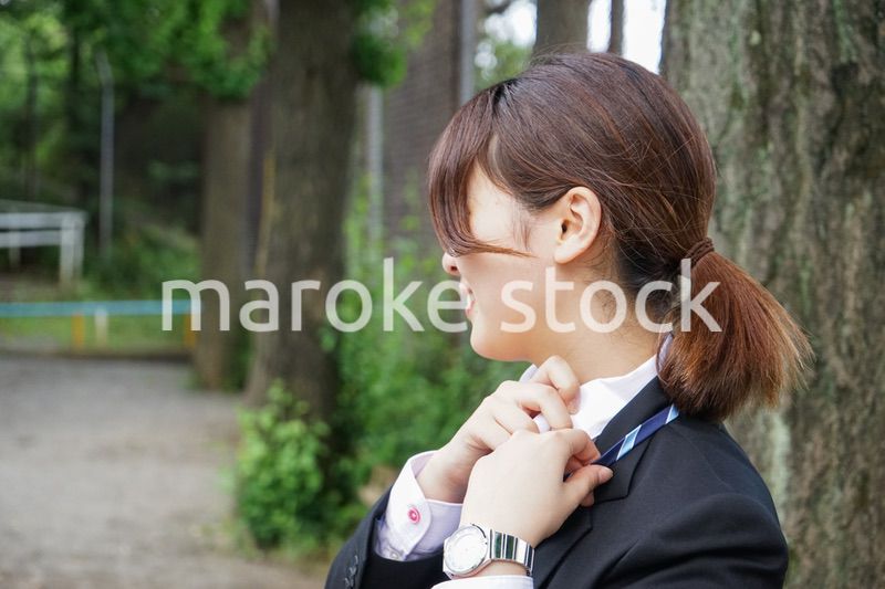 制服を整える若い学生