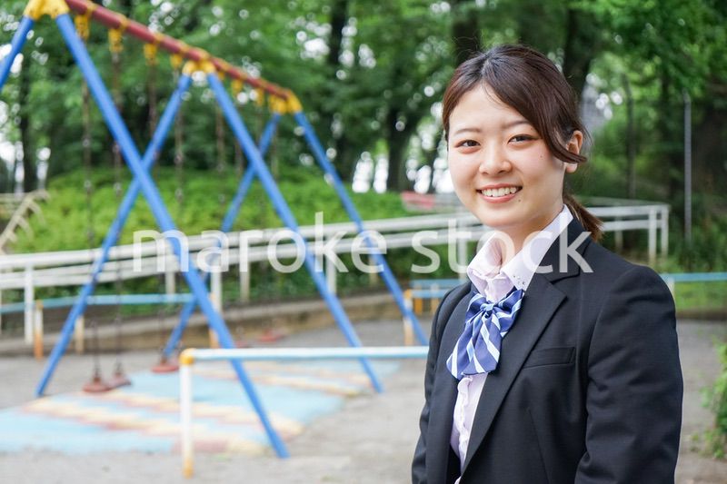 笑顔の制服姿の学生