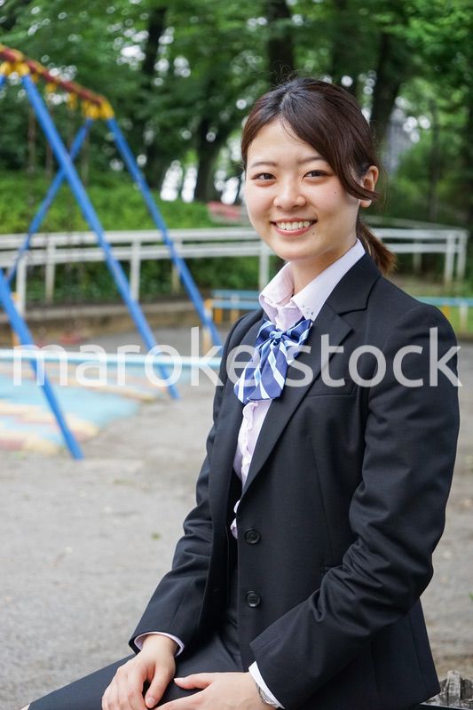 笑顔の制服姿の学生