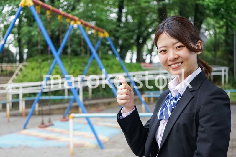 笑顔で手を振る制服姿の学生