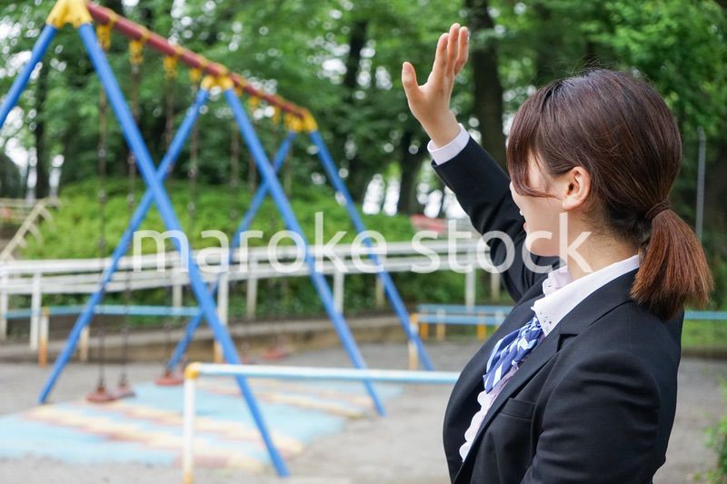 笑顔で手を振る制服姿の学生