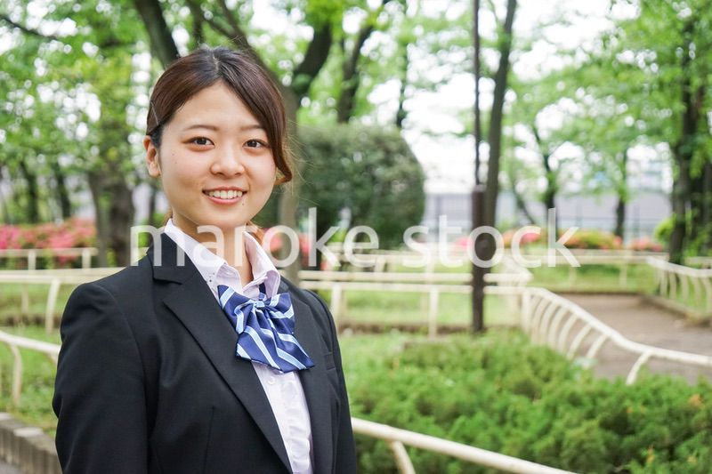 笑顔の制服姿の学生