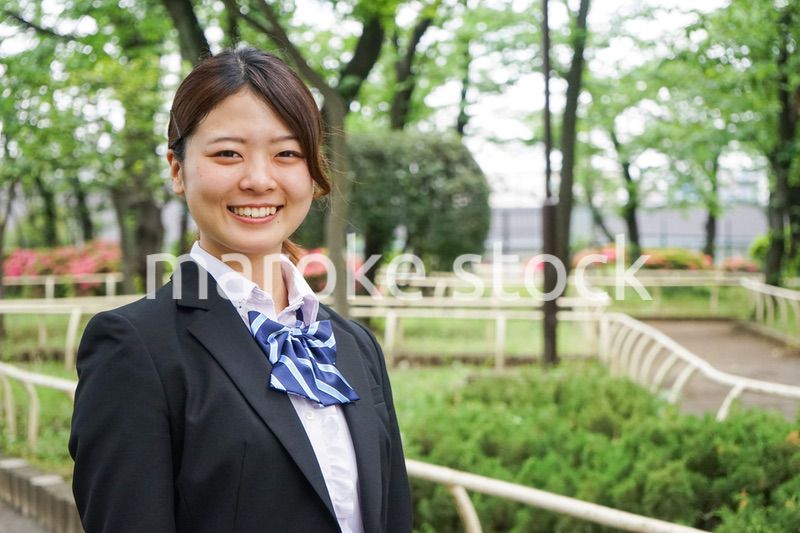 笑顔の制服姿の学生