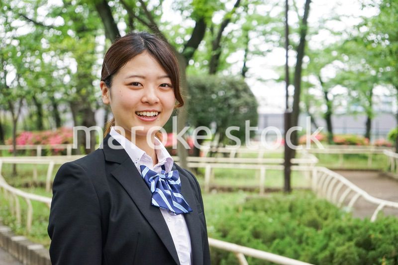 笑顔の制服姿の学生