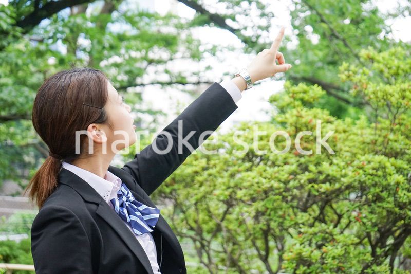 指をさす制服姿の学生