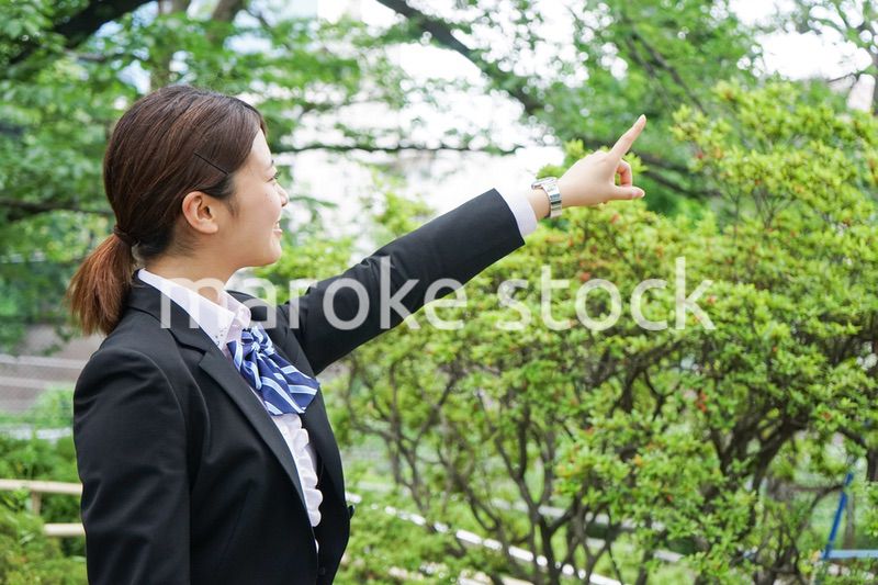 指をさす制服姿の学生