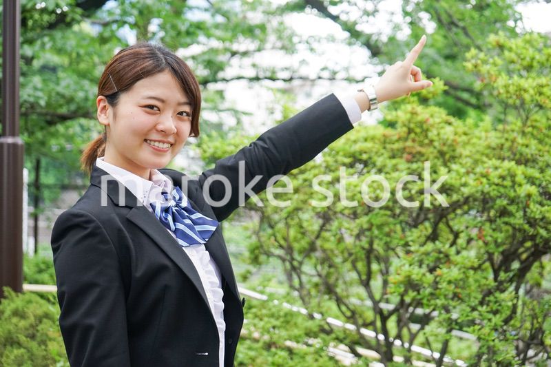 指をさす制服姿の学生