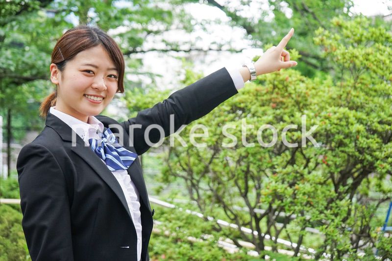 指をさす制服姿の学生