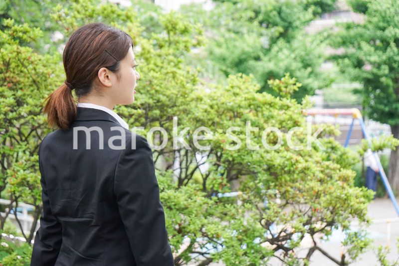 笑顔の制服姿の学生