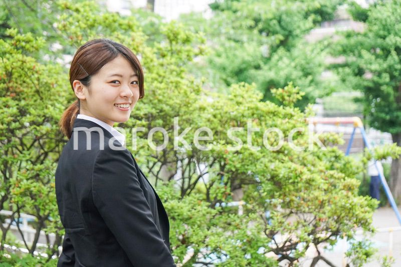 笑顔の制服姿の学生