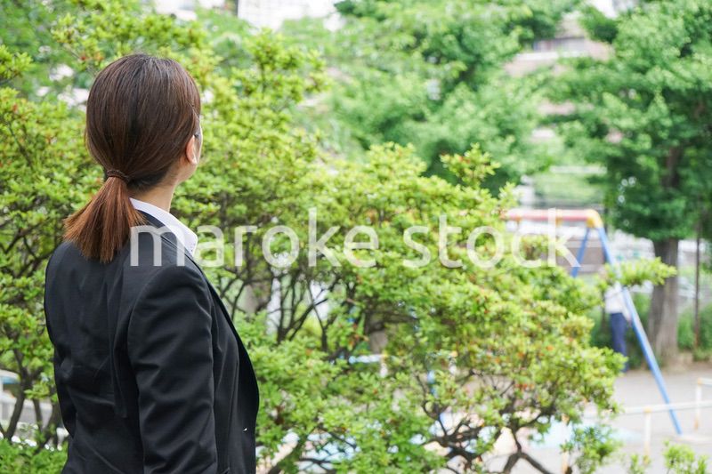 笑顔の制服姿の学生