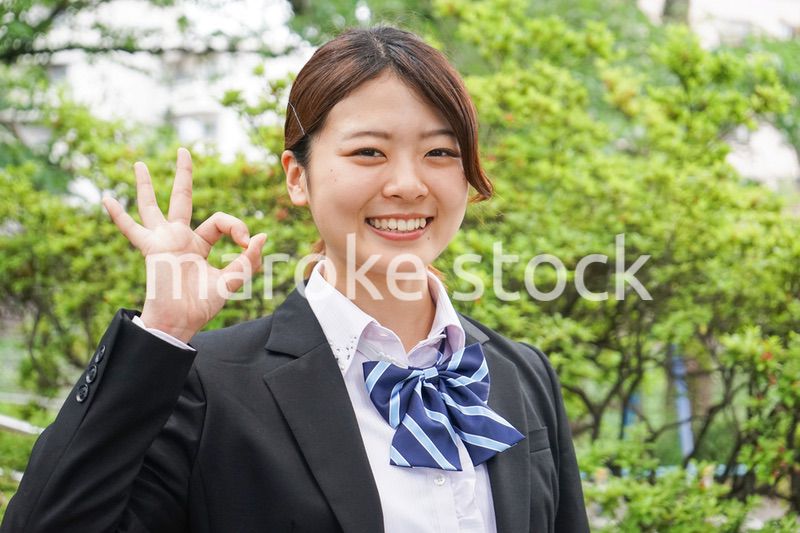 笑顔で手を振る制服姿の学生