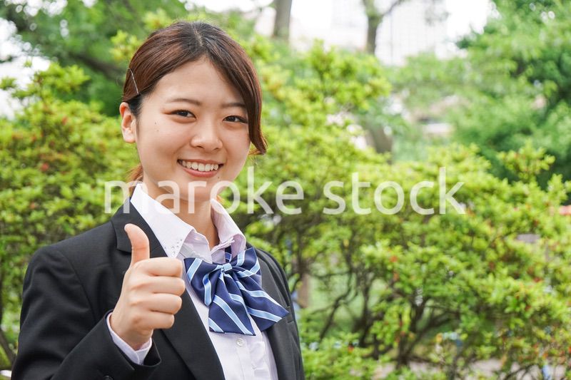 笑顔で手を振る制服姿の学生