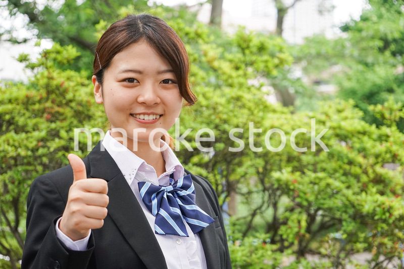 笑顔で手を振る制服姿の学生