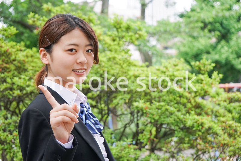 指をさす制服姿の学生