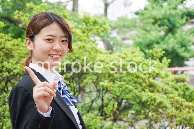 指をさす制服姿の学生