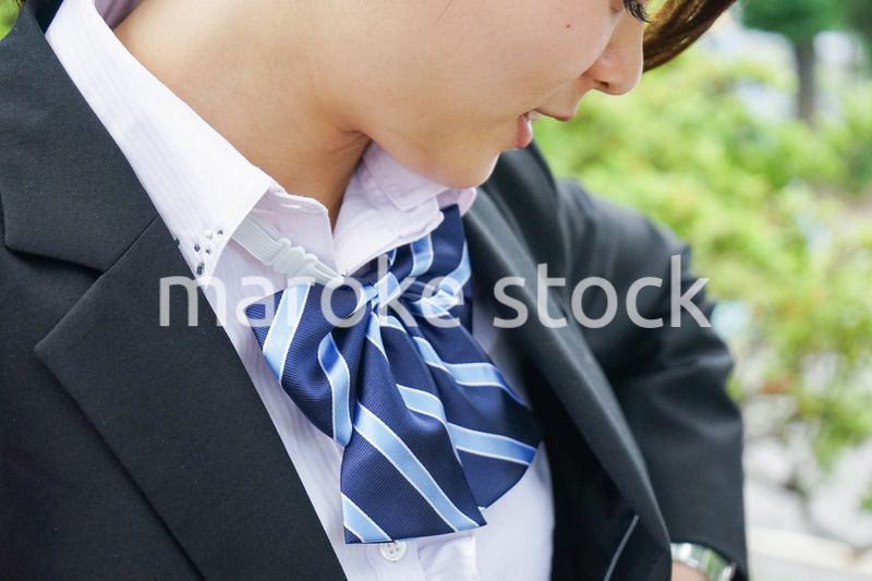 制服を整える若い学生