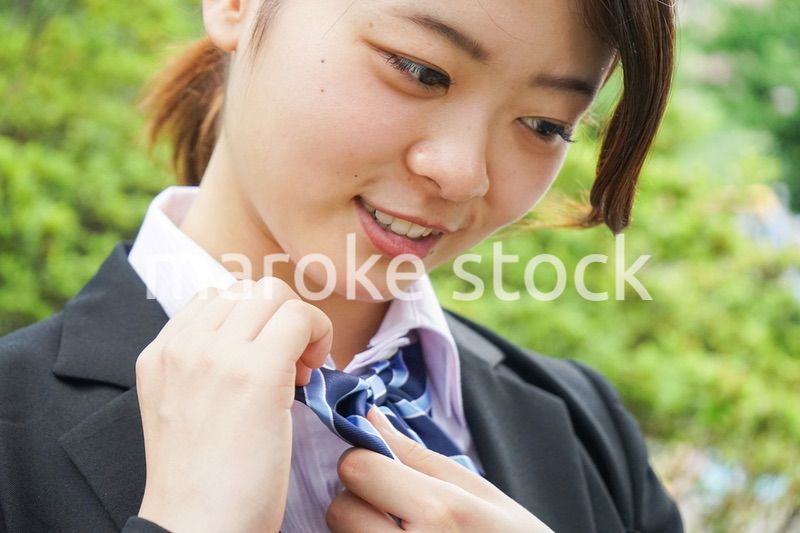 制服を整える若い学生