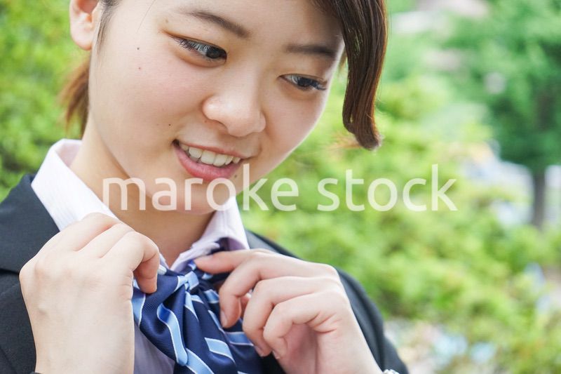 制服を整える若い学生