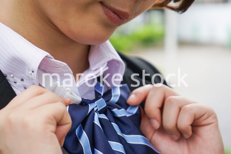 制服を整える若い学生