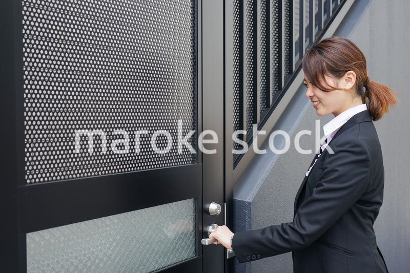 笑顔で外を歩くビジネスウーマン