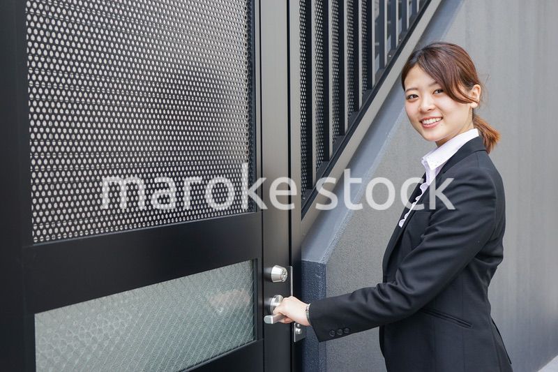 笑顔で外を歩くビジネスウーマン