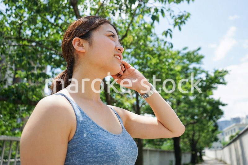 屋外で汗をかく若い女性