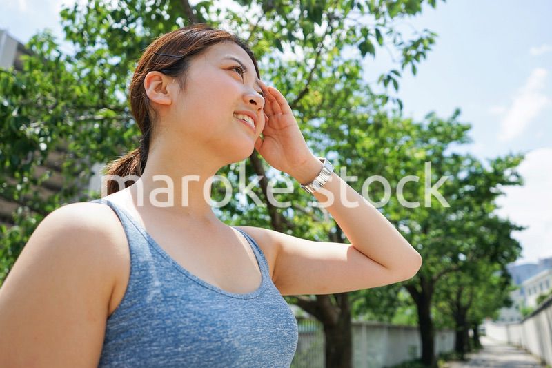 屋外で汗をかく若い女性