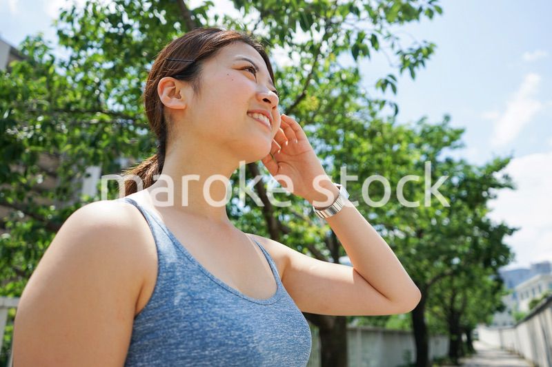 屋外で汗をかく若い女性