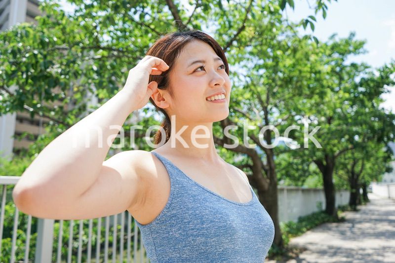 屋外で汗をかく若い女性